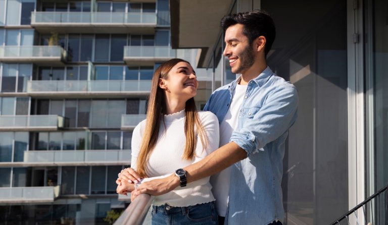 jovenes comprando su primer departamento