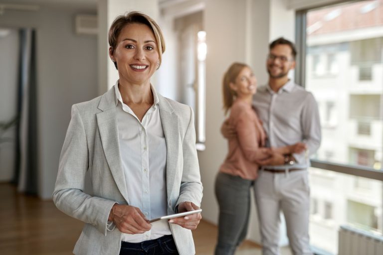 Asesora inmobiliaria atendiendo a una pareja de compradores en Lima, representando el acompañamiento personalizado que ofrece la mejor inmobiliaria