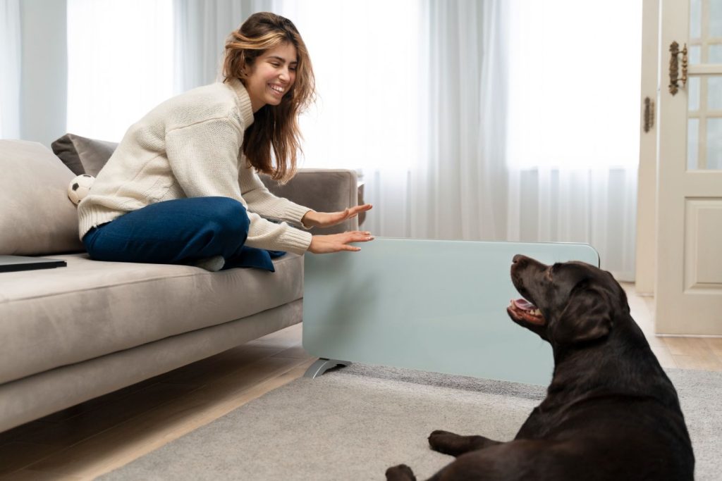 Mujer jugando con su perro labrador en la sala de un departamento pet friendly en Lima, reflejando la convivencia feliz entre mascotas y sus dueños