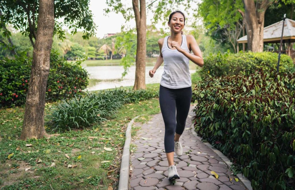 Mujer corriendo en un parque de San Isidro, Lima, rodeada de áreas verdes que hacen de este distrito uno de los mejores lugares para vivir en la capital