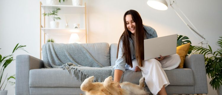 Mujer trabajando desde casa con su perro golden retriever en un departamento pet friendly de Miraflores, con diseño moderno y áreas verdes interiores